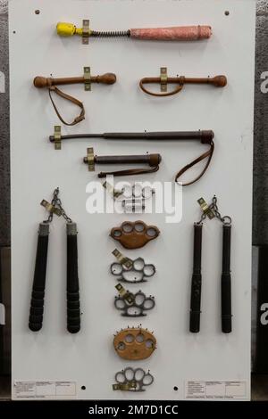 Düsseldorf, Deutschland. 09. Januar 2023. Ausstellung von Schneid- und Stichwaffen, die die Polizei während der Operationen beschlagnahmt hat, NRW Innenminister Herbert Reul besucht das Polizeiausbildungszentrum Düsseldorf und erfährt von der Gefahr von Messerangriffen auf Polizeibeamte im Düsseldorfer Polizeihauptquartier, 27. April 2021 Kredit: dpa/Alamy Live News Stockfoto