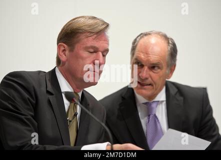 ARCHIVFOTO: Mathias DOEPFNER wird am 15. Januar 2023 60 Jahre alt, Geschäftsführer Dr. Mathias DOEPFNER im Gespräch mit Lothar LANZ (von Left/Management Human Resources, Finance and Services) Jahresversammlung der Axel Springer AG am 25. April 2012 in Berlin. ? Stockfoto