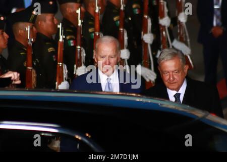 Mexiko-Stadt, Mexiko. 08. Januar 2023. 08. Januar 2023 in Mexiko-Stadt, Mexiko: Der mexikanische Präsident Andres Manuel Lopez Obrador begrüßt den US-Präsidenten Joseph Biden am Felipe Angeles International Airport zum X North American Leaders Summit. 08. Januar 2023 in Mexico City, Mexiko. (Foto: Carlos Santiago/Eyepix Group/Sipa USA) Guthaben: SIPA USA/Alamy Live News Stockfoto