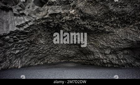 Röhrenförmige Basaltsäulen am Reynisfjara Strand, Süden Islands Stockfoto