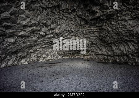 Röhrenförmige Basaltsäulen am Reynisfjara Strand, Süden Islands Stockfoto