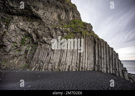 Röhrenförmige Basaltsäulen am Reynisfjara Strand, Süden Islands Stockfoto