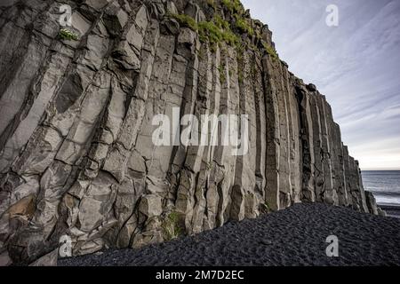 Röhrenförmige Basaltsäulen am Reynisfjara Strand, Süden Islands Stockfoto