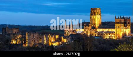 Durham Castle & Durham Cathedral Flutlicht in der Dämmerung, Durham City, County Durham, England, Großbritannien Stockfoto