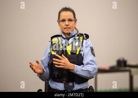 Düsseldorf, Deutschland. 09. Januar 2023. Sabrina KULBATZKI, Polizeichef POK, Innenminister Herbert Reul NRW besucht das Polizeiausbildungszentrum Düsseldorf und erkundigt sich über die Gefahr von Messerangriffen auf Polizeibeamte im Polizeihauptquartier Düsseldorf am 27. April 2021. Kredit: dpa/Alamy Live News Stockfoto