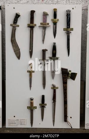 Düsseldorf, Deutschland. 09. Januar 2023. Ausstellung von Schneid- und Stichwaffen, die die Polizei während der Operationen beschlagnahmt hat, NRW Innenminister Herbert Reul besucht das Polizeiausbildungszentrum Düsseldorf und erfährt von der Gefahr von Messerangriffen auf Polizeibeamte im Düsseldorfer Polizeihauptquartier, 27. April 2021 Kredit: dpa/Alamy Live News Stockfoto