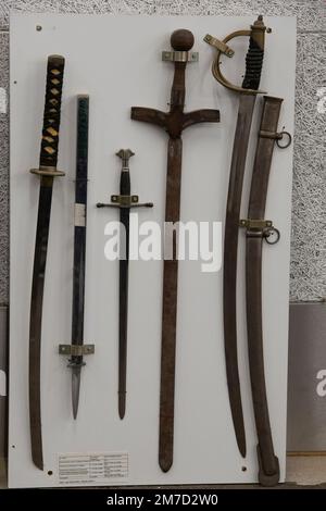 Düsseldorf, Deutschland. 09. Januar 2023. Ausstellung von Schneid- und Stichwaffen, die die Polizei während der Operationen beschlagnahmt hat, NRW Innenminister Herbert Reul besucht das Polizeiausbildungszentrum Düsseldorf und erfährt von der Gefahr von Messerangriffen auf Polizeibeamte im Düsseldorfer Polizeihauptquartier, 27. April 2021 Kredit: dpa/Alamy Live News Stockfoto