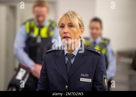 Düsseldorf, Deutschland. 09. Januar 2023. Anja WAGNER, Polizeiberaterin, während ihrer Ausführungen besucht NRW Innenminister Herbert Reul das Polizeiausbildungszentrum Düsseldorf und erfährt von der Gefahr von Messerangriffen auf Polizeibeamte im Polizeihauptquartier Düsseldorf, 27. April 2021 Kredit: dpa/Alamy Live News Stockfoto