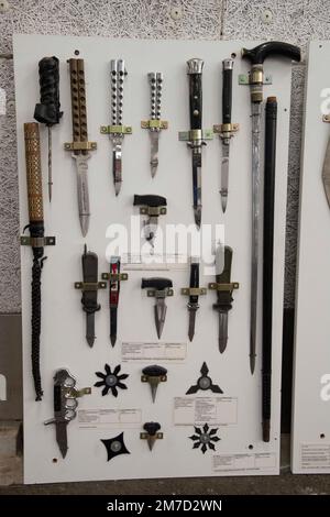 Düsseldorf, Deutschland. 09. Januar 2023. Ausstellung von Schneid- und Stichwaffen, die die Polizei während der Operationen beschlagnahmt hat, NRW Innenminister Herbert Reul besucht das Polizeiausbildungszentrum Düsseldorf und erfährt von der Gefahr von Messerangriffen auf Polizeibeamte im Düsseldorfer Polizeihauptquartier, 27. April 2021 Kredit: dpa/Alamy Live News Stockfoto
