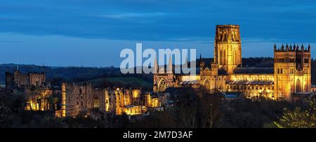 Durham Castle & Durham Cathedral Flutlicht in der Dämmerung, Durham City, County Durham, England, Großbritannien Stockfoto