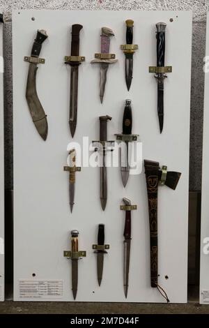 Düsseldorf, Deutschland. 09. Januar 2023. Ausstellung von Schneid- und Stichwaffen, die die Polizei während der Operationen beschlagnahmt hat, NRW Innenminister Herbert Reul besucht das Polizeiausbildungszentrum Düsseldorf und erfährt von der Gefahr von Messerangriffen auf Polizeibeamte im Düsseldorfer Polizeihauptquartier, 27. April 2021 Kredit: dpa/Alamy Live News Stockfoto