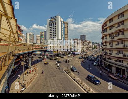 08 29 2022: Ovaler Skywalk zum nahe gelegenen Bahnhof Grant Road und Markt in Nana Chowk. Mumbai Maharashtra Indien. Stockfoto