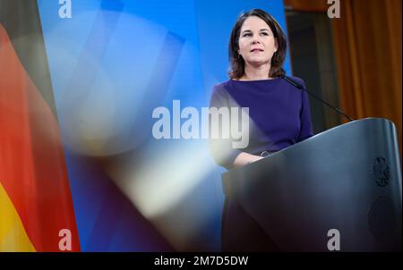 Berlin, Deutschland. 09. Januar 2023. Die Außenministerin Annalena Baerbock (Bündnis 90/die Grünen) spricht auf einer Pressekonferenz nach ihren Gesprächen mit der Außenministerin Zyperns Kasoulides im Auswärtigen Amt. Kredit: Bernd von Jutrczenka/dpa/Alamy Live News Stockfoto