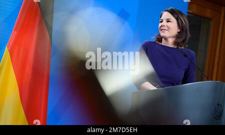 Berlin, Deutschland. 09. Januar 2023. Die Außenministerin Annalena Baerbock (Bündnis 90/die Grünen) spricht auf einer Pressekonferenz nach ihren Gesprächen mit der Außenministerin Zyperns Kasoulides im Auswärtigen Amt. Kredit: Bernd von Jutrczenka/dpa/Alamy Live News Stockfoto