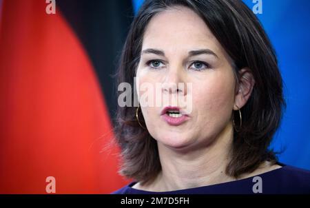 Berlin, Deutschland. 09. Januar 2023. Die Außenministerin Annalena Baerbock (Bündnis 90/die Grünen) spricht auf einer Pressekonferenz nach ihren Gesprächen mit der Außenministerin Zyperns Kasoulides im Auswärtigen Amt. Kredit: Bernd von Jutrczenka/dpa/Alamy Live News Stockfoto