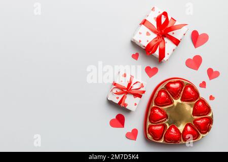 Köstliche Schokoladenpralinen in der Schachtel zum Valentinstag. Herzförmig mit Geschenkschachtel mit Pralinen Draufsicht mit Kopierraum. Stockfoto