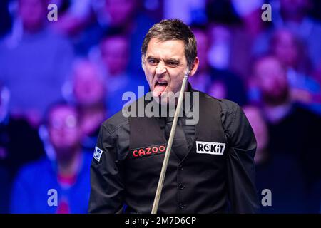 LONDON, VEREINIGTES KÖNIGREICH. 09. Januar 2023. Ronnie O’Sullivan gegen Luca Brecel während der Spiele des Cazoo Master 2023 Day 2 im Alexandra Palace am Montag, den 09. Januar 2023 in LONDON, ENGLAND. Kredit: Taka G Wu/Alamy Live News Stockfoto