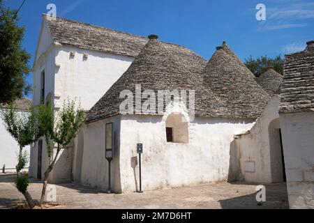 Trulli (traditionelle trockene Steingebäude mit konischen Dächern) in Alberobello, Apulien (Apulien), Süditalien. Stockfoto