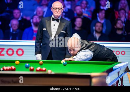 LONDON, VEREINIGTES KÖNIGREICH. 09. Januar 2023. Ronnie O’Sullivan gegen Luca Brecel während der Spiele des Cazoo Master 2023 Day 2 im Alexandra Palace am Montag, den 09. Januar 2023 in LONDON, ENGLAND. Kredit: Taka G Wu/Alamy Live News Stockfoto