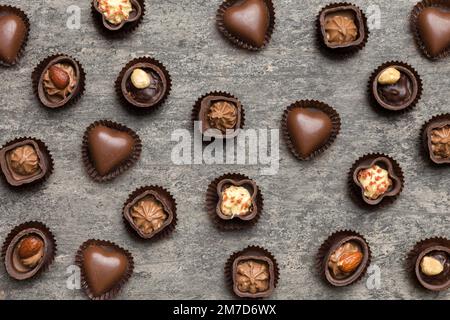 Verschiedene Arten von Schokolade auf farbigem Tisch in Nahaufnahme. Draufsicht und Flat Lay. Stockfoto