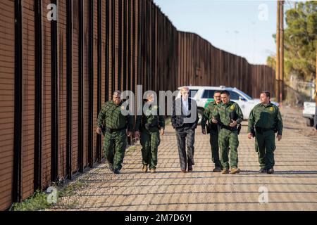 El Paso, Vereinigte Staaten von Amerika. 08. Januar 2023. US-Präsident Joe Biden, Center, wird von Zoll- und Grenzschutzbeamten bei einem Besuch der Grenzmauer entlang des Rio Grande am 8. Januar 2023 in El Paso, Texas, informiert. Biden ist in El Paso, um die südliche Grenze zu sehen, wo die Migration einen Rekordstand erreicht hat. Kredit: Adam Schultz/White House Photo/Alamy Live News Stockfoto