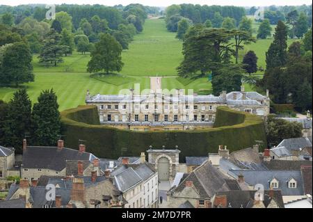 Das Bathurst Anwesen und versteckt hinter einer großen Hecke im Zentrum von Cirencester Gloucesterhire UK Family Home of Lord Apsley house Stockfoto