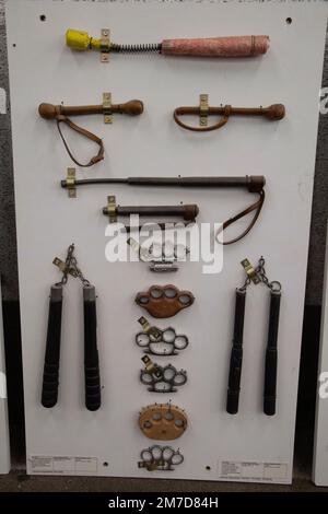Düsseldorf, Deutschland. 09. Januar 2023. Ausstellung von Schneid- und Stichwaffen, die die Polizei während der Operationen beschlagnahmt hat, NRW Innenminister Herbert Reul besucht das Polizeiausbildungszentrum Düsseldorf und erfährt von der Gefahr von Messerangriffen auf Polizeibeamte im Düsseldorfer Polizeihauptquartier, 27. April 2021 Kredit: dpa/Alamy Live News Stockfoto