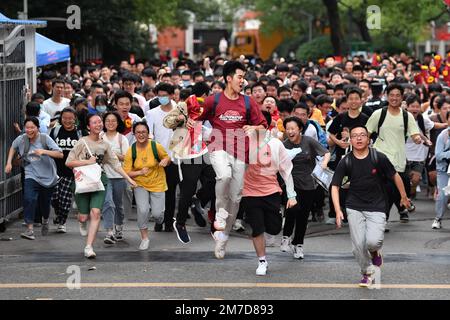 (230109) -- PEKING, 9. Januar 2023 (Xinhua) -- Prüfungskandidaten, die aus einer Prüfungsstelle für die Aufnahmeprüfung eines nationalen Colleges in Changsha, der zentralchinesischen Provinz Hunan, ausgefertigt wurden, 9. Juni 2022. (Xinhua/Chen Zhenhai) Stockfoto