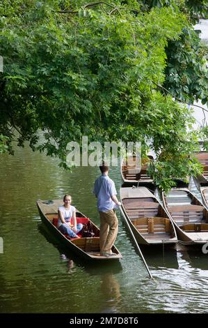 Stechkahn fahren am Fluss Cherwell in der Nähe von Magdalen Bridge in der Universitätsstadt Oxford, UK. Stockfoto