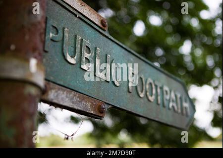 Ein altes verwittertes Fußweg-Schild aus Metall am Ufer der themse. Stockfoto