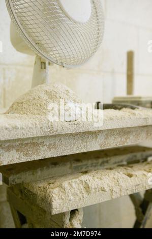 Skulpturen oder Arbeitsmittel Personen in Staub auf einer Werkbank abgedeckt. Stockfoto