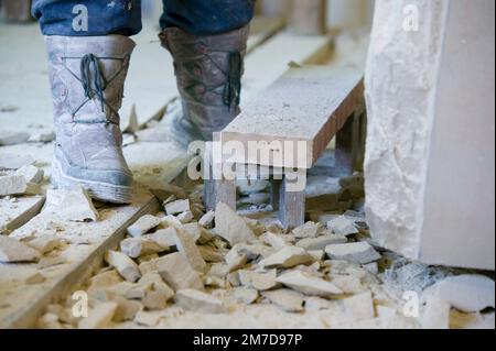 Skulpturen oder Arbeitsmittel Personen in Staub auf einer Werkbank abgedeckt. Stockfoto