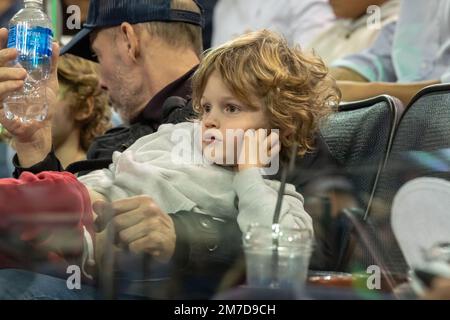 New York, New York, USA. 8. Januar 2023. (NEU) 2023 Professional Bull Riders entfesseln das Biest im Garten. 08. Januar 2023, New York, New York, USA: Ein Kind sieht den Wettbewerb in der dritten Runde der Professional Bull Riders 2023 Unleash the Beast im Madison Square Garden am 8. Januar 2023 in New York City. Kredit: M10s/TheNews2 (Kredit: © M10s/TheNEWS2 über ZUMA Press Wire) Stockfoto