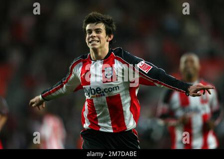 Aktenfoto von 16-12-2006 von Southamptons Gareth Bale Celebrate. Kapitän Gareth Bale aus Wales kündigt seinen Rücktritt aus dem Club und dem internationalen Fußball an. Ausgabedatum: Montag, 9. Januar 2023. Stockfoto