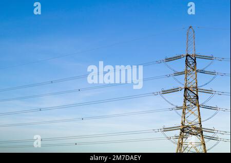 Hohen Strommasten erstrecken sich über die britische Landschaft mit Kraft und Energie für Haushalte und Unternehmen. Obwohl wesentliche könnten einige sagen, dass die Masten die Landschaft verwöhnen. Stockfoto