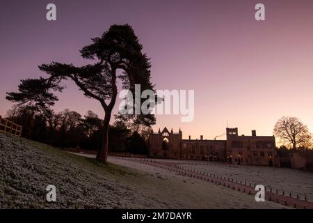 Wintersonnenaufgang in Newstead Abbey, Nottinghamshire, England, Großbritannien Stockfoto