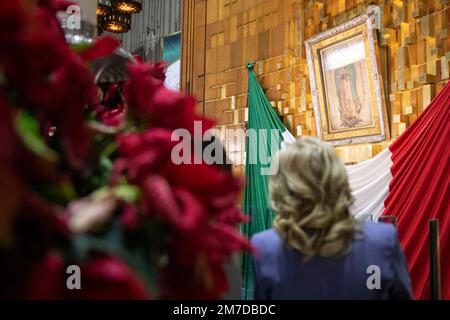 Mexiko-Stadt, Mexiko. 09. Januar 2023. US First Lady Jill Biden zeigt das erste Bild der Jungfrau von Guadalupe in der Neuen Basilika in der Basilika unserer Lieben Frau von Guadalupe, 9. Januar 2023 in Tepeyac, Mexiko-Stadt, Mexiko. Kredit: Erin Scott/White House Photo/Alamy Live News Stockfoto