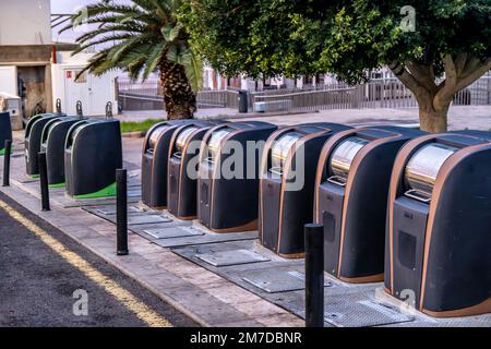 Behälter für garbe-Abfallbehälter zur Abholung auf Fuerteventura, Spanien Stockfoto