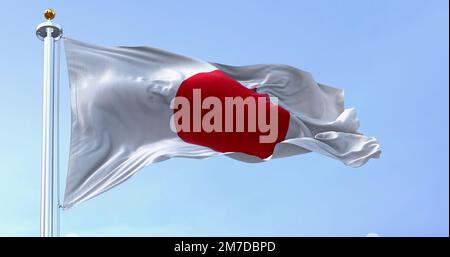 Japanische Nationalflagge, die an klaren Tagen im Wind wehte. Rote Scheibe auf weißem Feld. Japan ist ein Inselland in Ostasien. Realistische 3D-Darstellung. Stockfoto