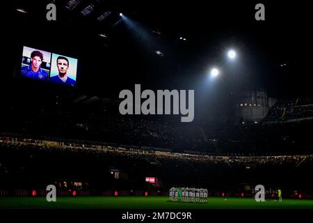 Mailand- und Roma-Spieler halten eine Schweigeminute zum Gedenken an die ehemaligen Spieler Gianluca Vialli und Ernesto Castano während des Fußballspiels der Serie A Be Stockfoto
