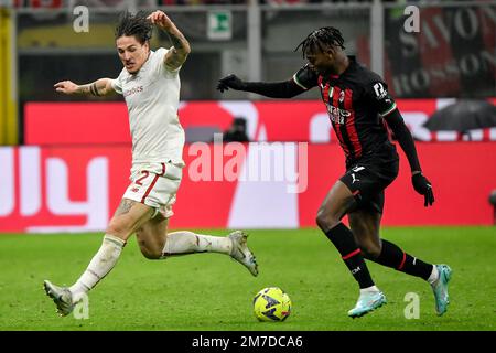 Nicolo Zaniolo von AS Roma und Rafael Leao von AC Milan treten während des Fußballspiels der Serie A zwischen AC Milan und AS Roma um den Ball an. Milan und R Stockfoto