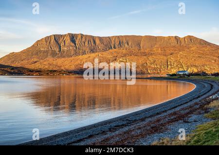 Ardmair Beach mit Ben Mor Coigach Beyond und Isle Martin, ein Naturschutzgebiet, auf der linken Seite - Halbinsel Coigach, Wester Ross, Highland, Schottland, Großbritannien Stockfoto