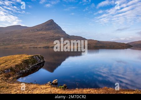 Blick nach Westen über Loch Lurgainn nach Sgorr Tuath auf der Halbinsel Coigach, Wester Ross, Highland, Schottland, Großbritannien Stockfoto