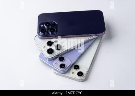 West Bangal, Indien - 10. Januar 2022 : Apple iphone 14-Serie im Rahmen mit farbenfrohem Hintergrund. Stockfoto