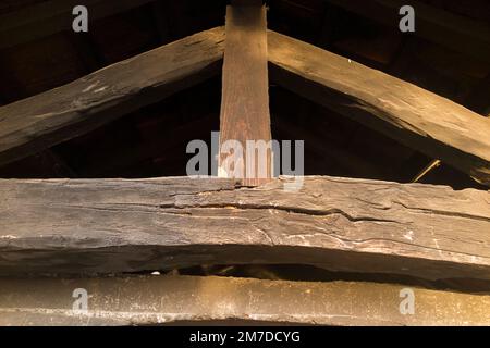 Details, einschließlich Holzbalken, die das Dach halten, in einem vier banalen (Englisch: Gewöhnlicher Ofen), einer Feudalinstitution im mittelalterlichen Frankreich, die von französischen Dorfbewohnern zum Kochen von Backbrot verwendet wird. Vions-Dorf in Südfrankreich. (133) Stockfoto