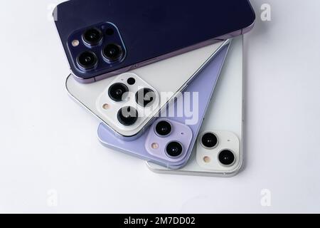 West Bangal, Indien - 10. Januar 2022 : Apple iphone 14-Serie im Rahmen mit farbenfrohem Hintergrund. Stockfoto