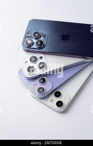 West Bangal, Indien - 10. Januar 2022 : Apple iphone 14-Serie im Rahmen mit farbenfrohem Hintergrund. Stockfoto