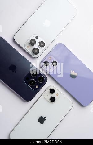 West Bangal, Indien - 10. Januar 2022 : Apple iphone 14-Serie im Rahmen mit farbenfrohem Hintergrund. Stockfoto