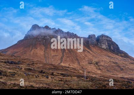 Der zerklüftete Kamm von Stac Pollaidh auf der Halbinsel Coigach in Wester Ross, Highland, Schottland, Großbritannien Stockfoto