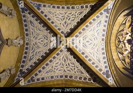 Gewölbte und dekorierte Decke direkt im Haupteingang der Abteikirche Hautecombe Abbey, ein ehemaliges Zisterzienserkloster, später ein Benediktinerkloster, in Saint-Pierre-de-Curtille nahe Aix-les-Bains in Savoy/Savoyen. Frankreich. (133) Stockfoto